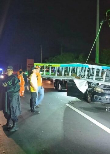 Fuertes vientos provocan caída de valla publicitaria sobre vehículo en San Martín