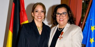 Salvadoreña recibe Cruz Federal al Mérito por el Gobierno de Alemania