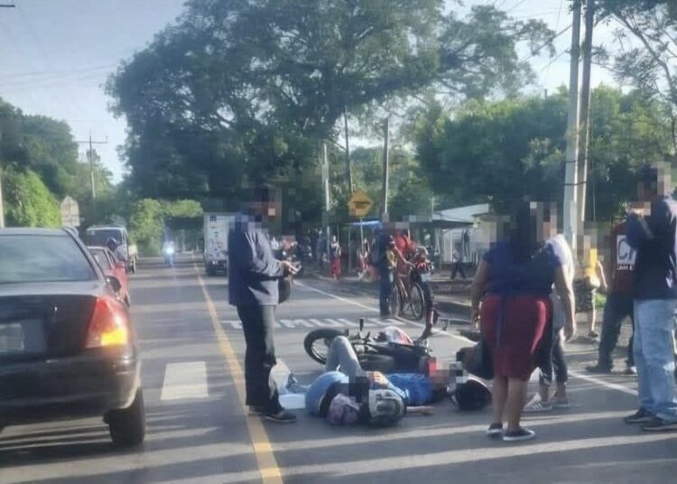 Pareja de motociclistas sufre accidente vial en carretera hacia Candelaria de la Frontera
