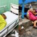 Ayudan a adulta mayor en condición vulnerable