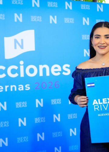 Simpatizantes acompañan a Alexia Rivas a inscribir su candidatura como diputada por la diáspora