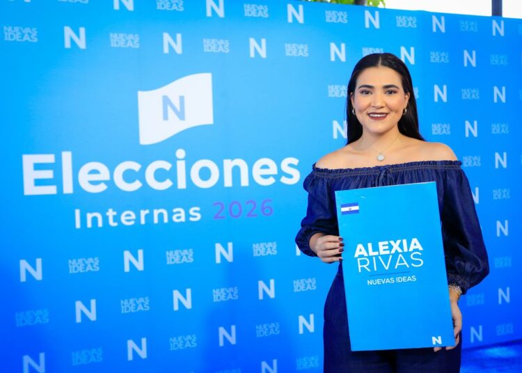 Simpatizantes acompañan a Alexia Rivas a inscribir su candidatura como diputada por la diáspora