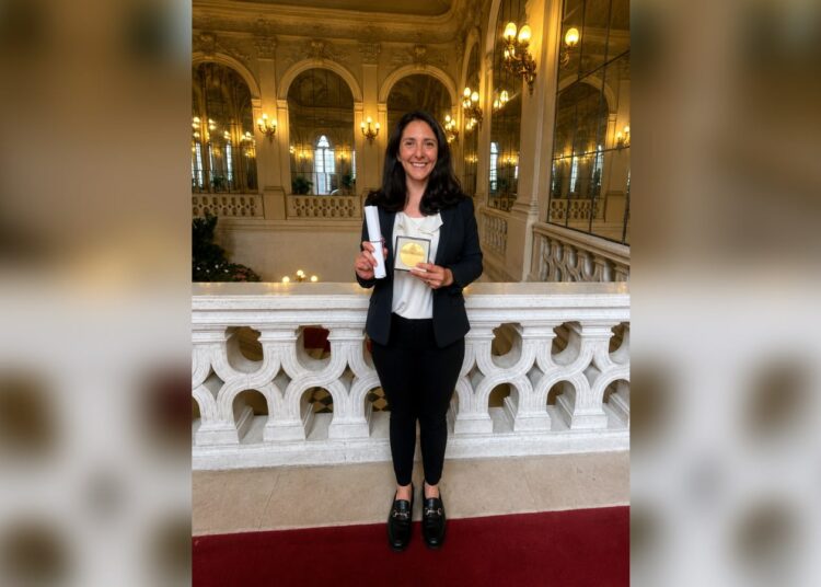 Senado francés distingue a la deportista salvadoreña
