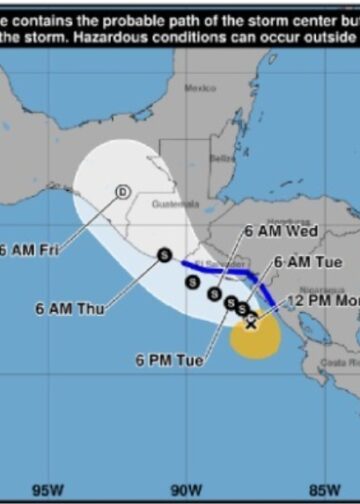 Tormenta tropical Cristina mantendrá lluvias intensas y fuerte oleaje en El Salvador durante los próximos días