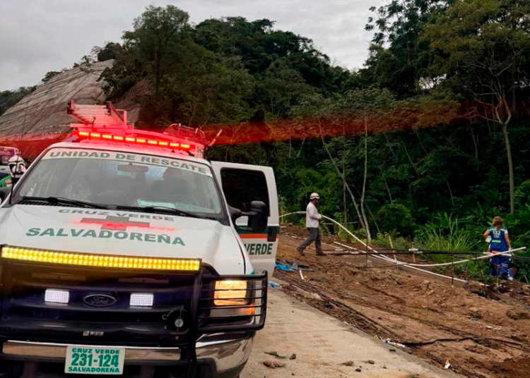 Hombre cae a quebrada en zona de carretera a Los Chorros