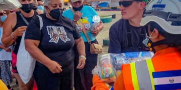 Contingente salvadoreño entrega paquete de alimentos a familias venezolanas