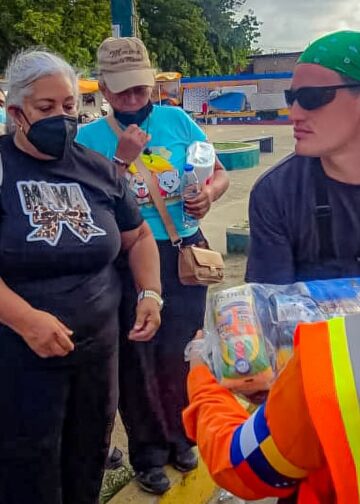 Contingente salvadoreño entrega paquete de alimentos a familias venezolanas