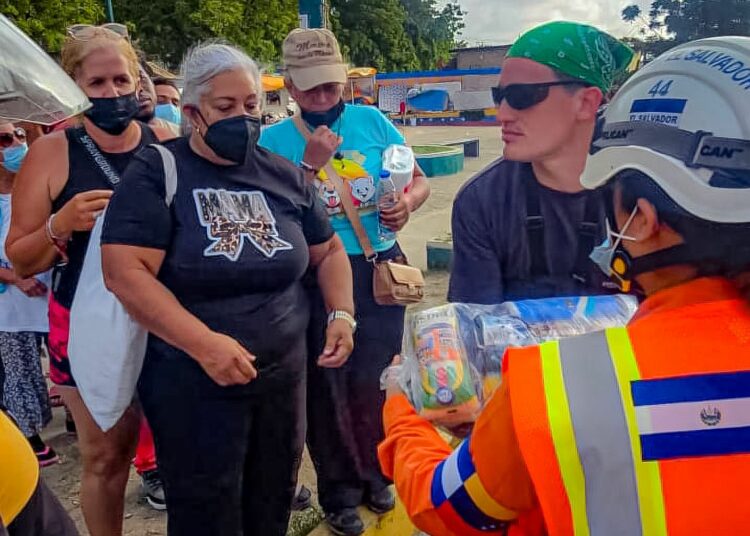 Contingente salvadoreño entrega paquete de alimentos a familias venezolanas