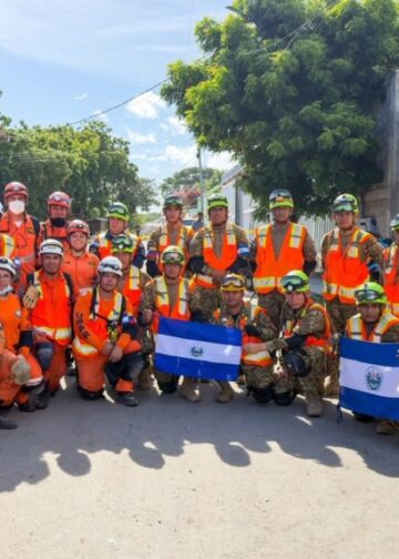Salvadoreños logran rescatar con vida de los escombros a Belkys García