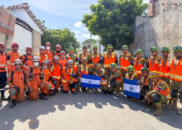 Salvadoreños logran rescatar con vida de los escombros a Belkys García