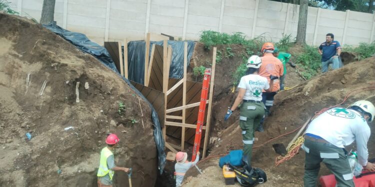 Rescatan con vida a persona que quedó soterrada en Santa Ana; hay un fallecido