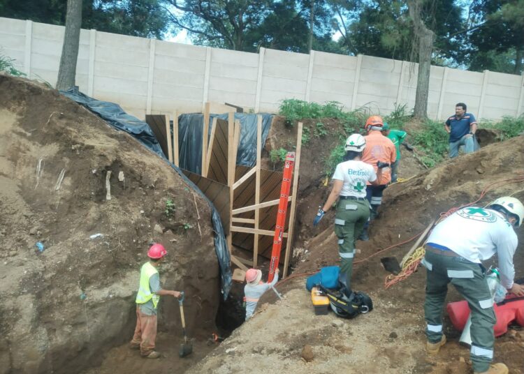 Rescatan con vida a persona que quedó soterrada en Santa Ana; hay un fallecido