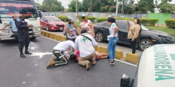 Mujer resulta lesionada tras ser atropellada en San Salvador