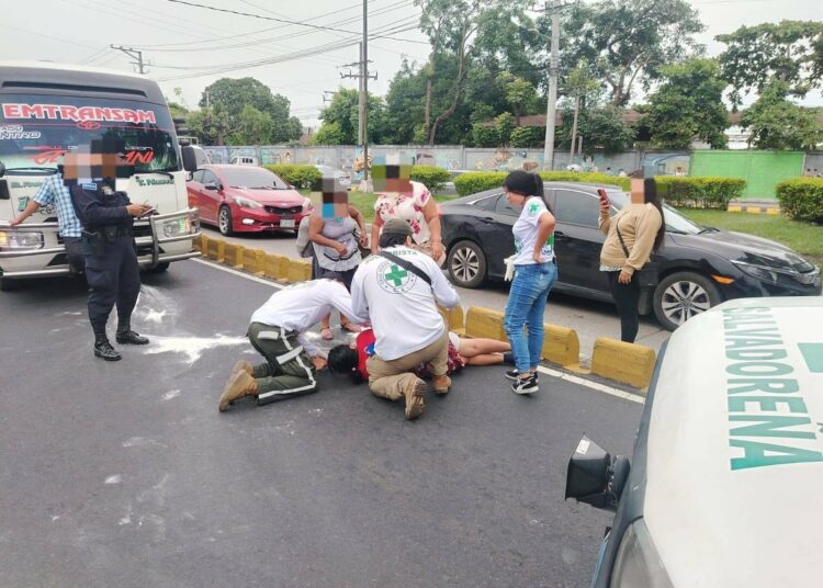 Mujer resulta lesionada tras ser atropellada en San Salvador