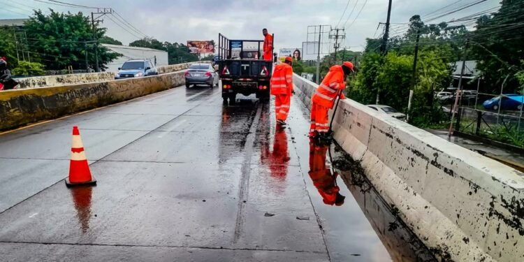 Realizan limpieza en drenajes y carreteras a escala nacional