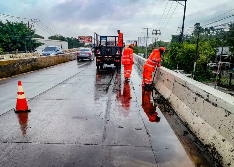 Realizan limpieza en drenajes y carreteras a escala nacional