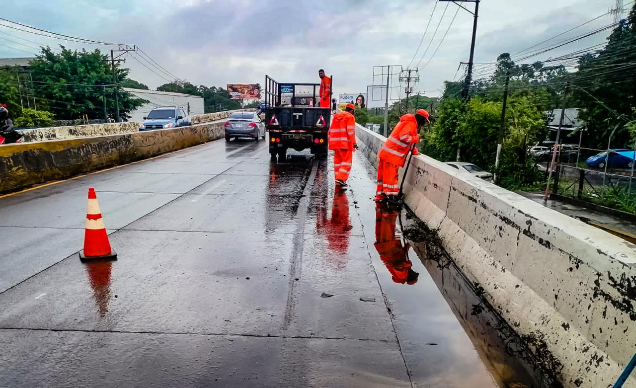 Realizan limpieza en drenajes y carreteras a escal