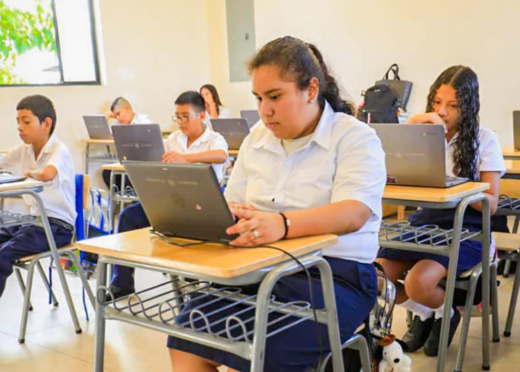 Estudiantes regresan a las aulas luego de la suspensión por condiciones climáticas