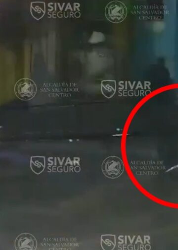Sivar Seguro pone en evidencia a quienes ensucian las calles de San Salvador Centro