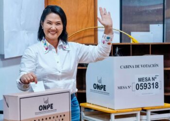 Keiko Fujimori mantiene ventaja en una reñida elección presidencial en Perú