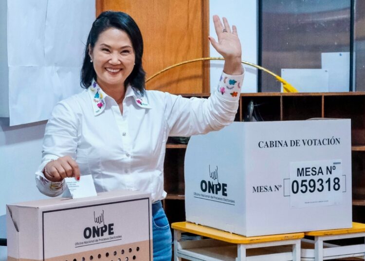 Keiko Fujimori mantiene ventaja en una reñida elección presidencial en Perú