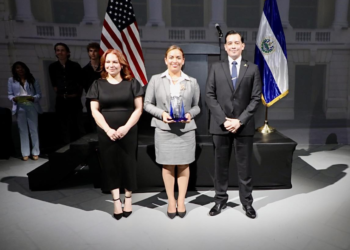 Viceministra Patricia Godínez es reconocida por salvadoreñas en el exterior
