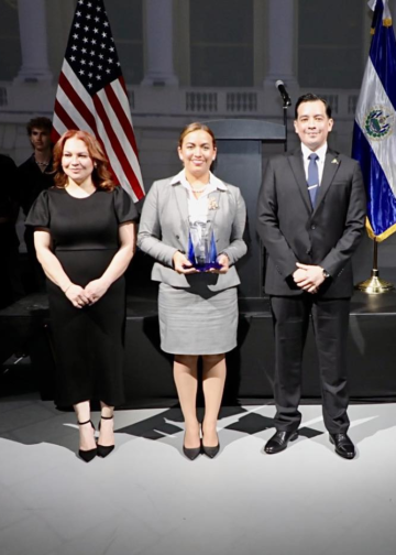 Viceministra Patricia Godínez es reconocida por salvadoreñas en el exterior