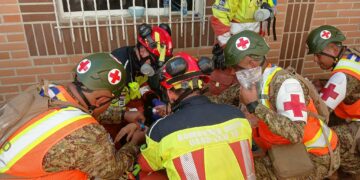 Contingente salvadoreño rescata con vida a Marlene Angulo tras permanecer atrapada bajo los escombros