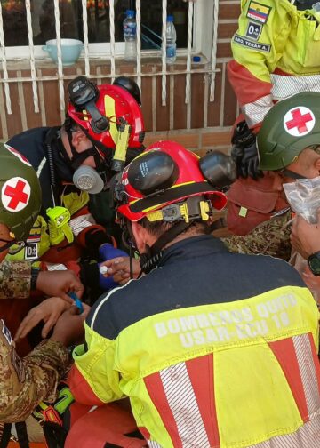 Contingente salvadoreño rescata con vida a Marlene Angulo tras permanecer atrapada bajo los escombros