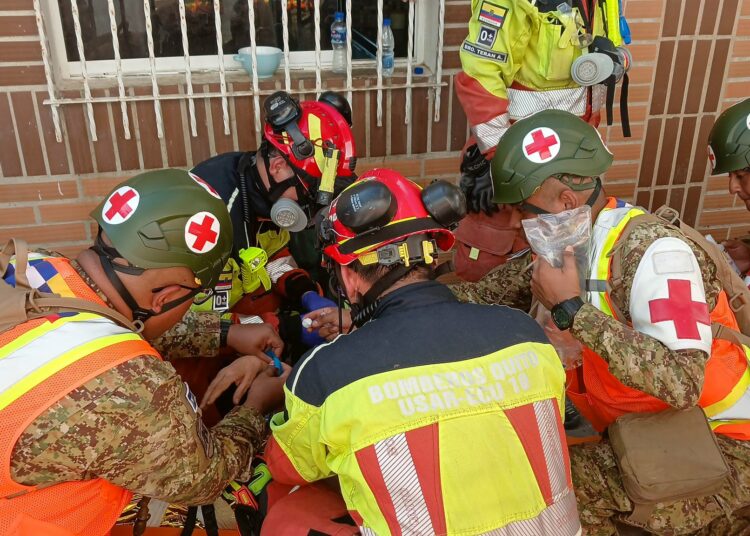 Contingente salvadoreño rescata con vida a Marlene Angulo tras permanecer atrapada bajo los escombros