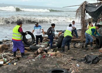 Playa Pilsener amanece cubierta de desechos tras arrastre provocado por lluvias