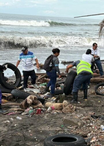 Playa Pilsener amanece cubierta de desechos tras arrastre provocado por lluvias