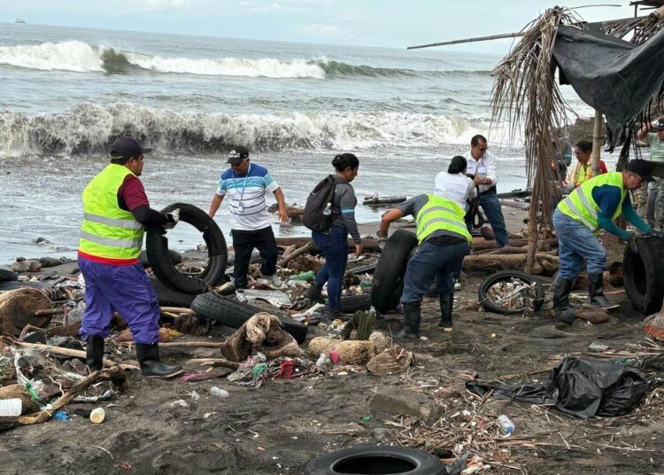 Playa Pilsener amanece cubierta de desechos tras arrastre provocado por lluvias