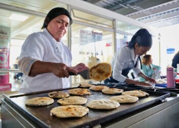 Degustación de pupusas en Mercadito Gastronómico celebrado en México