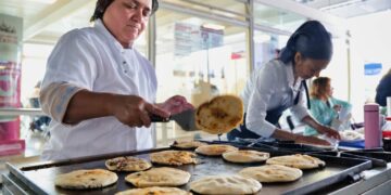 Degustación de pupusas en Mercadito Gastronómico celebrado en México