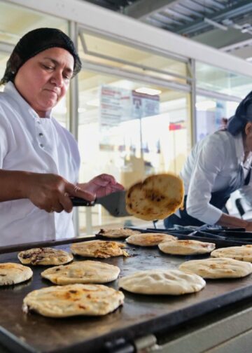Degustación de pupusas en Mercadito Gastronómico celebrado en México