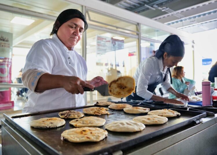 Degustación de pupusas en Mercadito Gastronómico celebrado en México