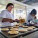 Degustación de pupusas en Mercadito Gastronómico celebrado en México