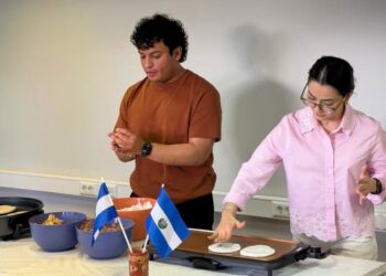 Salvadoreños en Rusia participan en una jornada de elaboración de pupusas