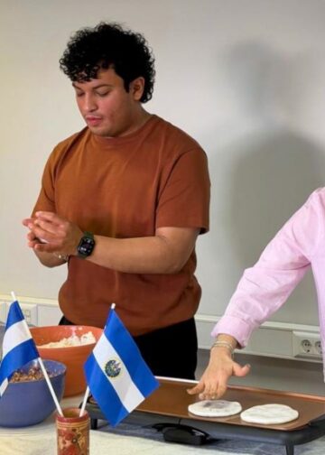 Salvadoreños en Rusia participan en una jornada de elaboración de pupusas