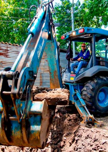 Alcaldía de Santa Ana limpia zona que fue afectada por las lluvias