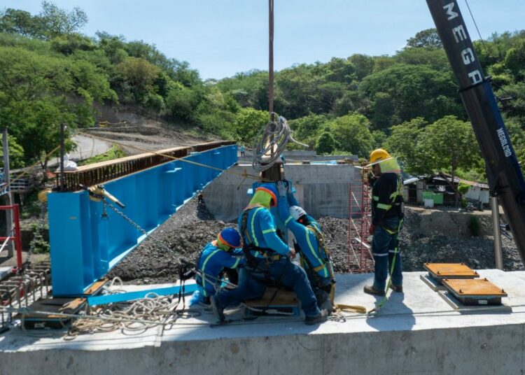 Avanza la construcción del puente sobre río y distrito El Sauce en La Unión Norte