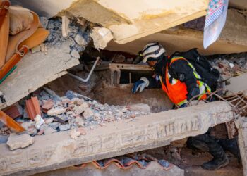 Salvadoreños continúan con labores de búsqueda y rescate de víctimas en Venezuela