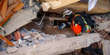 Salvadoreños continúan con labores de búsqueda y rescate de víctimas en Venezuela