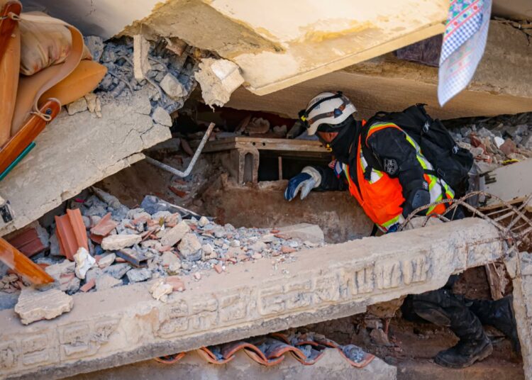 Salvadoreños continúan con labores de búsqueda y rescate de víctimas en Venezuela