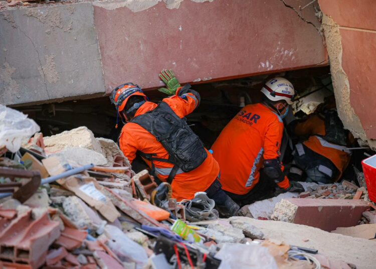 USAR El Salvador logra rescatar con vida una segunda víctima de los sismos en Venezuela