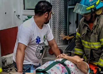 Adulta mayor es auxiliada por socorristas tras caer en su vivienda en Chalatenango