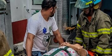Adulta mayor es auxiliada por socorristas tras caer en su vivienda en Chalatenango