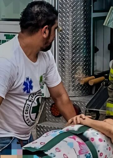 Adulta mayor es auxiliada por socorristas tras caer en su vivienda en Chalatenango