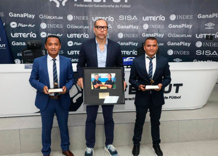 Brindan homenaje a árbitros mundialistas salvadoreños